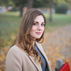 brown-haired-woman-wearing-brown-blazer-focus-photo-712521