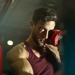 close-up-photography-of-man-wearing-boxing-gloves-927437