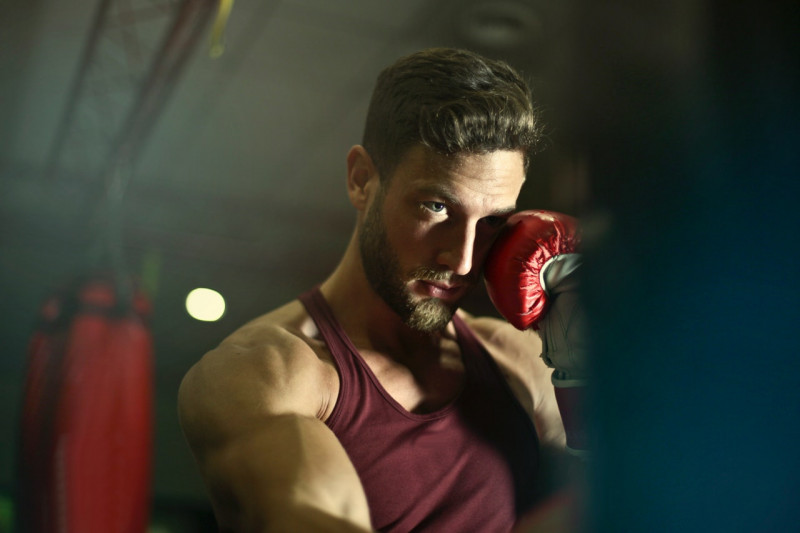 close-up-photography-of-man-wearing-boxing-gloves-927437